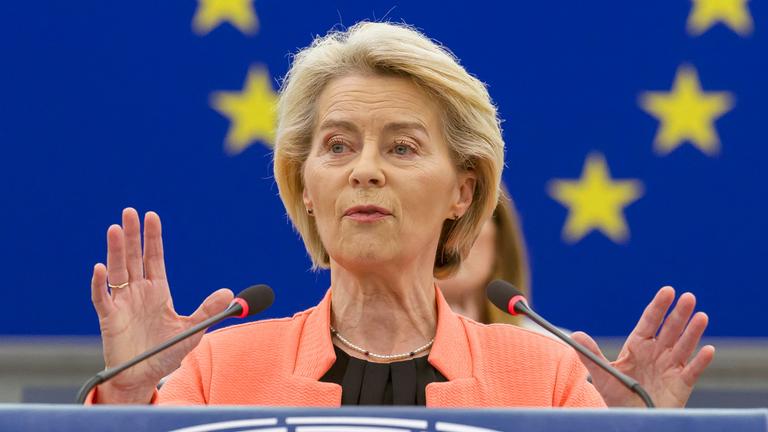 Ursula von der Leyen spricht vor dem EU-Parlament.