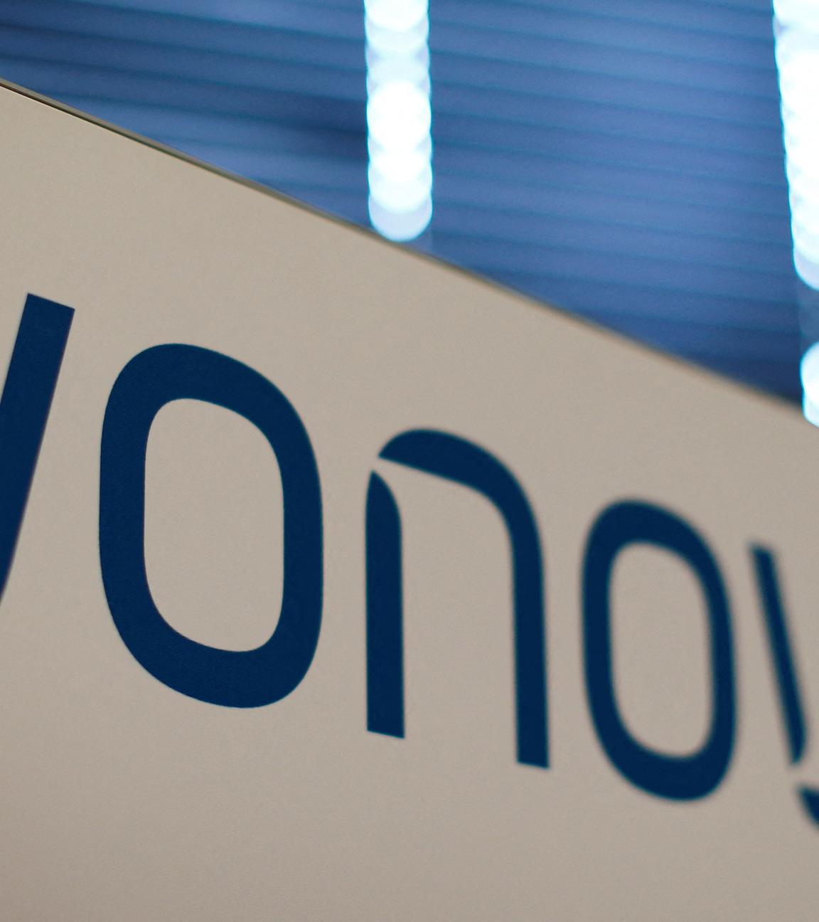 Vonovia Logo vor blauem Hintergrund