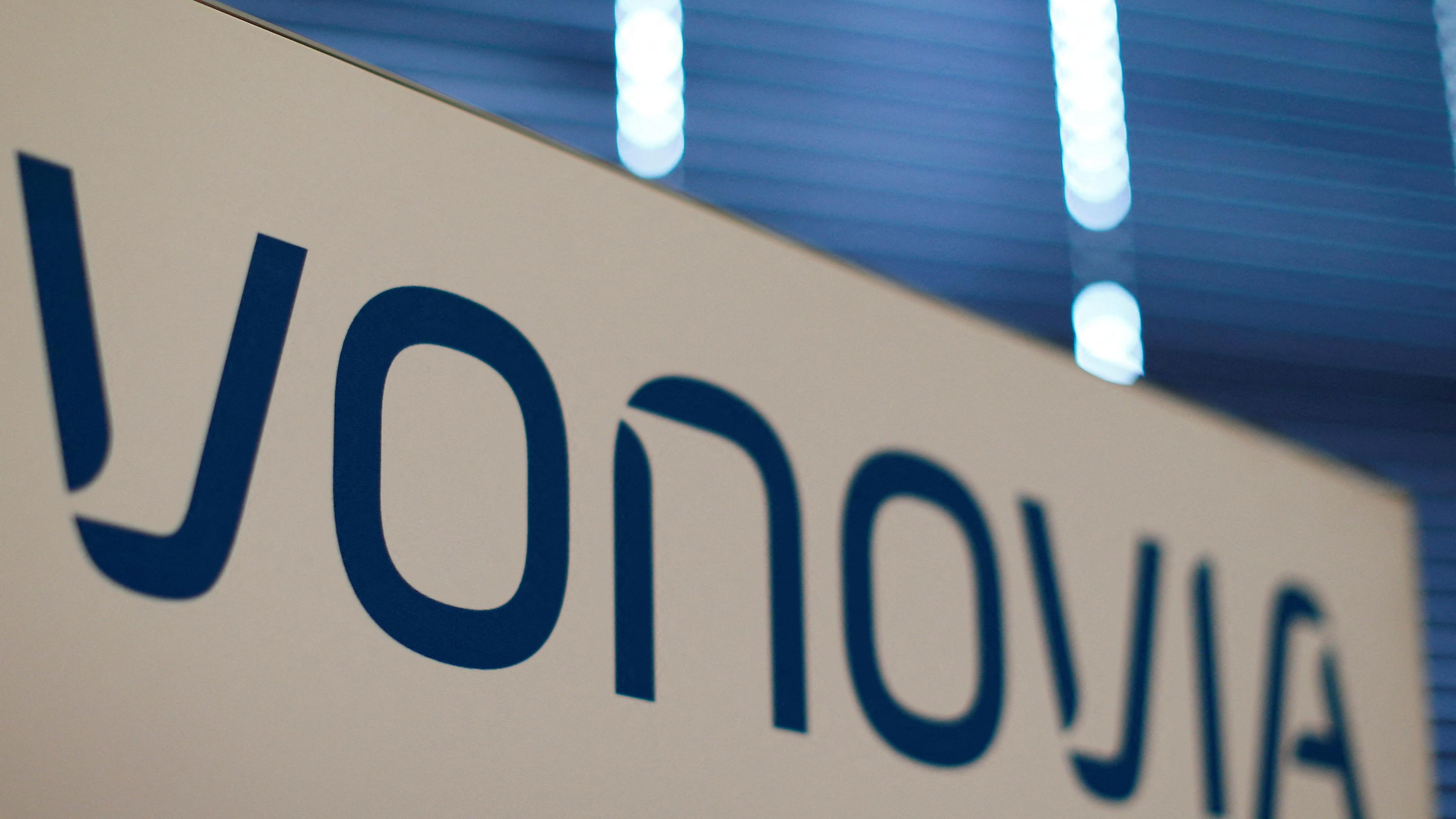 Vonovia Logo vor blauem Hintergrund