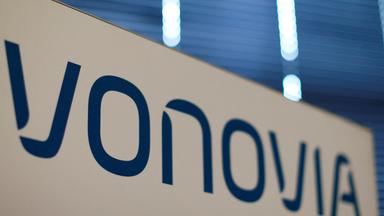 Vonovia Logo vor blauem Hintergrund