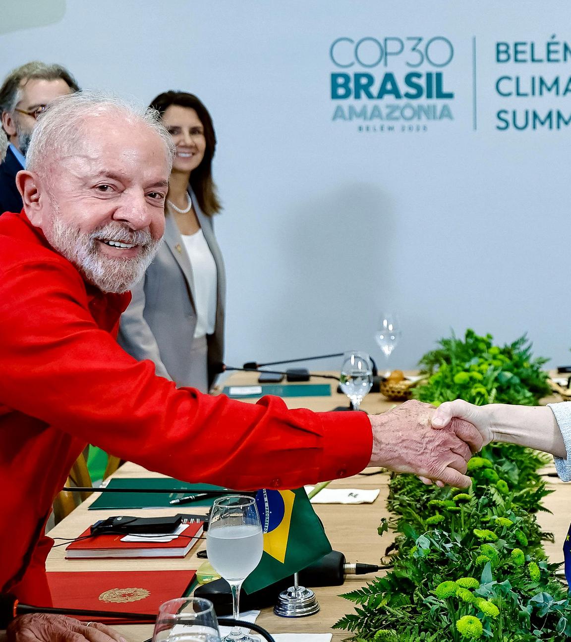 Brasiliens Präsident Luiz Inácio Lula da Silva schüttelt in Belem EU-Kommissionspräsidentin Ursula von der Leyen die Hand vor dem COP30-Klimagipfel.