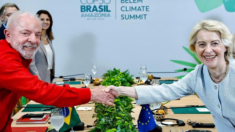Brasiliens Präsident Luiz Inácio Lula da Silva schüttelt in Belem EU-Kommissionspräsidentin Ursula von der Leyen die Hand vor dem COP30-Klimagipfel.