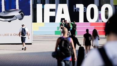  Aussteller und Mitarbeiter gehen zum Haupteingang der Internationalen Funkausstellung IFA. 