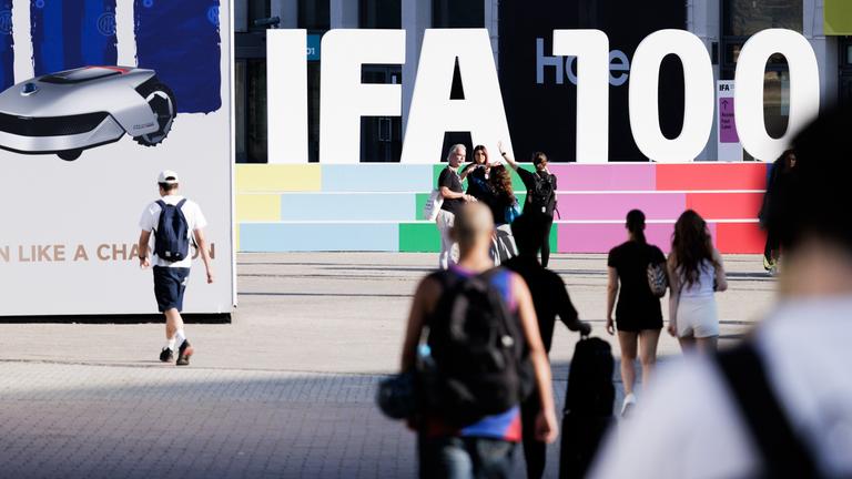  Aussteller und Mitarbeiter gehen zum Haupteingang der Internationalen Funkausstellung IFA. 