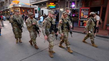 Mitglieder der Nationalgarde von Louisiana patrouillieren vor dem Super Bowl LIX auf der Bourbon Street in New Orleans und besetzen ihren Sicherheitsposten. 