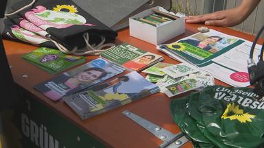 Wahltisch mit Informationsflyern