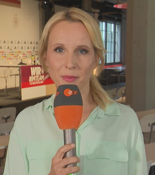 Katja Streso mit ZDF-Mikro im Pressekonferenzsaal der Deutschen Nationalmannschaft