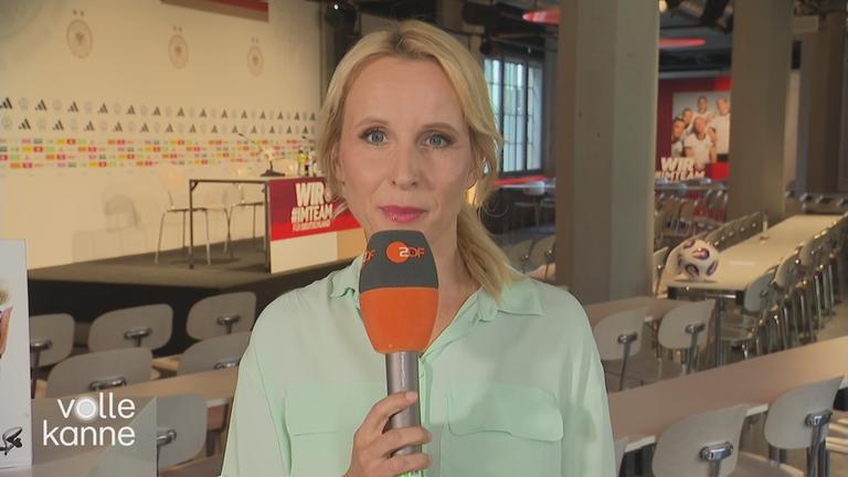 Katja Streso mit ZDF-Mikro im Pressekonferenzsaal der Deutschen Nationalmannschaft