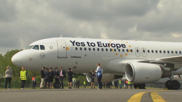 Flugzeug auf dem steht: "Yes to Europe"