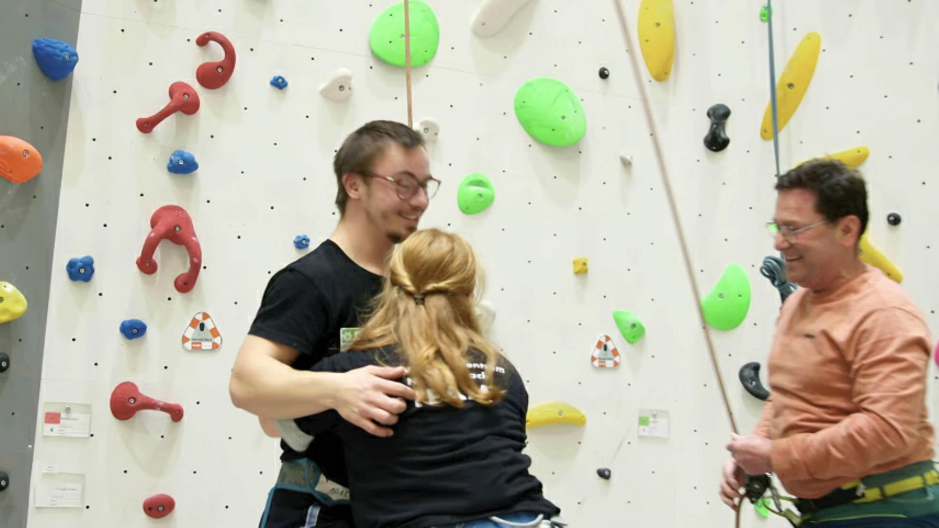 Vor Kletterwand Silas und Hanna Gaub zu zweit
