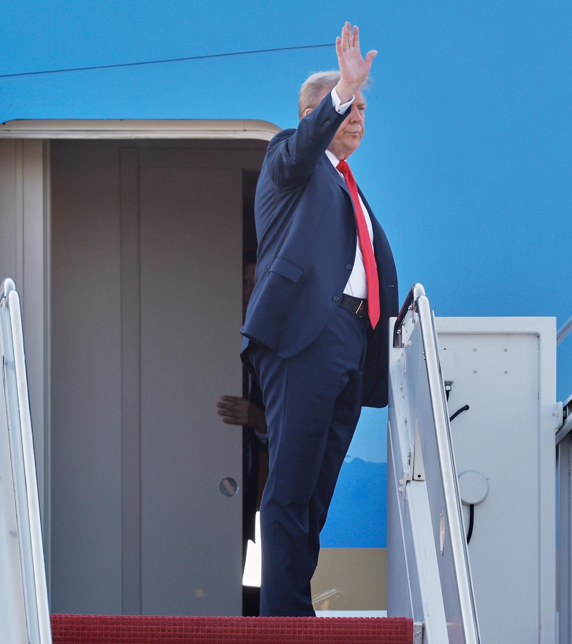 US-Präsident Donald Trump winkt, bevor er an Bord der Air Force One geht.
