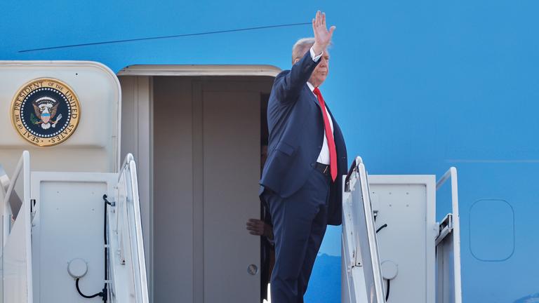 US-Präsident Donald Trump winkt, bevor er an Bord der Air Force One geht.