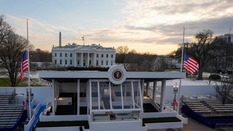 Am Donnerstag, den 16. Januar 2025, vor dem Weißen Haus in Washington, vor der Amtseinführung des gewählten Präsidenten Donald Trump