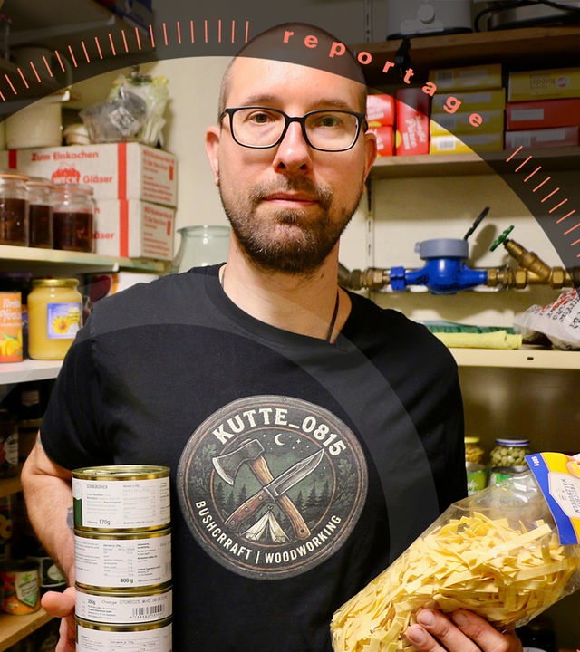 Marius steht im Keller vor Regalen mit Vorräten.