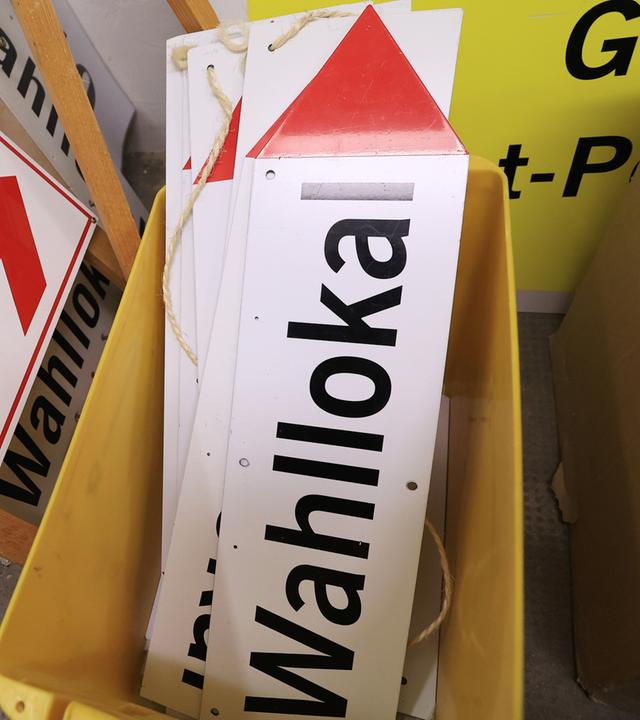 Hinweisschilder mit der Aufschrift "Wahllokal" stehen in der Stadtverwaltung bereit, aufgenommen am 19.08.2026