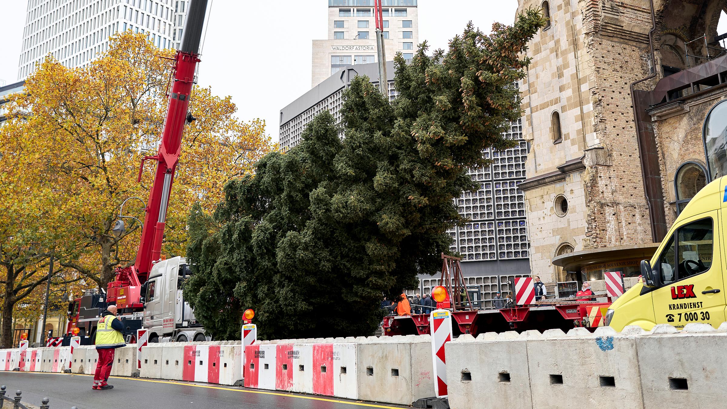 Vorbereitung für den Weihnachtsmarkt an der Gedächtniskirche in Berlin, aufgenommen am 11.11.2025
