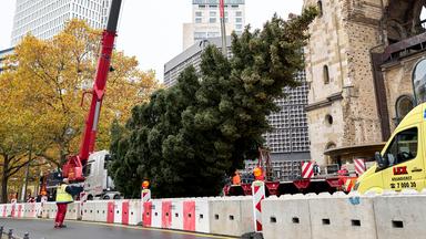 Vorbereitung für den Weihnachtsmarkt an der Gedächtniskirche in Berlin, aufgenommen am 11.11.2025