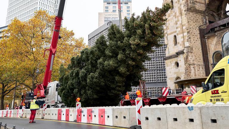 Vorbereitung für den Weihnachtsmarkt an der Gedächtniskirche in Berlin, aufgenommen am 11.11.2025
