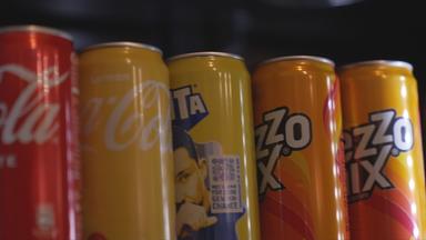 Cola und Fantadosen zu sehen 