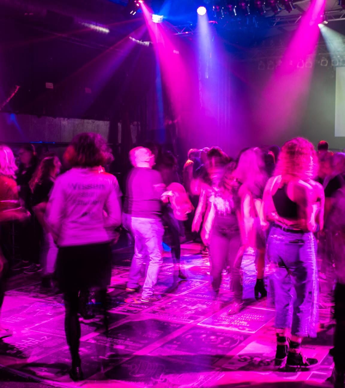  Stuttgart: Menschen tanzen trotz des Tanzverbots an Karfreitag im Club ·LKA-Longhorn·