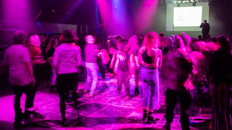  Stuttgart: Menschen tanzen trotz des Tanzverbots an Karfreitag im Club ·LKA-Longhorn·