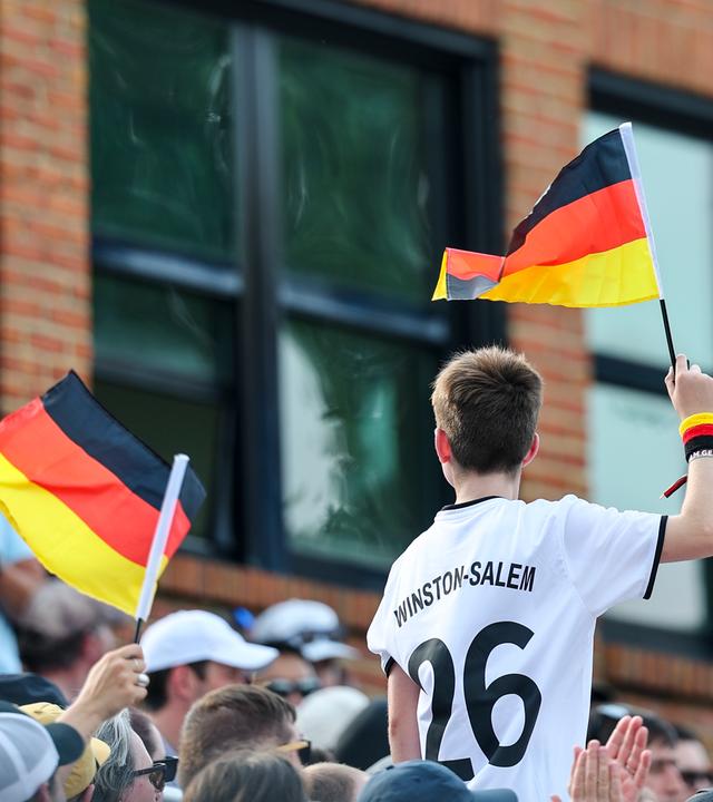 Die Vorfreude der Deutschen auf die WM wächst. Schon zum ersten Training kamen zahlreiche Zuschauer.