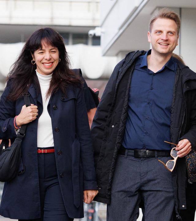 Berlin: Elif Eralp (Die Linke, l-r), Spitzenkandidatin und stellvertretende Vorsitzende der Linksfraktion im Abgeordnetenhaus, Maximilian Schirmer, Vorsitzender der Partei Die Linke in Berlin, und Kerstin Wolter, Vorsitzende der Partei Die Linke in Berlin, kommen zu einem Treffen zu Gespräche der Linken mit Vertretern von SPD und Grünen.