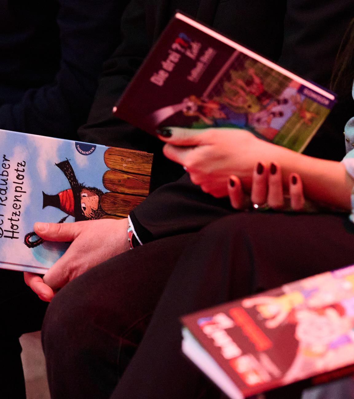Alexander Kalouti - Oberbürgermeister der Stadt Dortmund hält im Deutschen Fußballmuseum das Buch Der Räuber Hotzenplotz von Otfried Preußler in der Hand. 