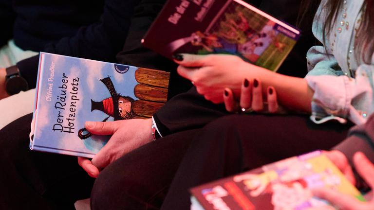 Alexander Kalouti - Oberbürgermeister der Stadt Dortmund hält im Deutschen Fußballmuseum das Buch Der Räuber Hotzenplotz von Otfried Preußler in der Hand. 