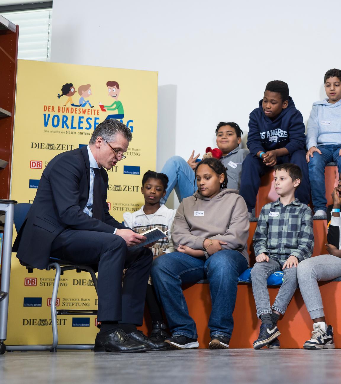 Thorsten Frei, Chef des Bundeskanzleramtes, liest beim Bundesweiten Vorlesetag in der Berliner Robert-Reinick-Grundschule am 21.11.2025. Er vertritt damit den Bundeskanzler Friedrich Merz, der aufgrund dringender terminlicher Gruende kurzfristig abgesagt hat.