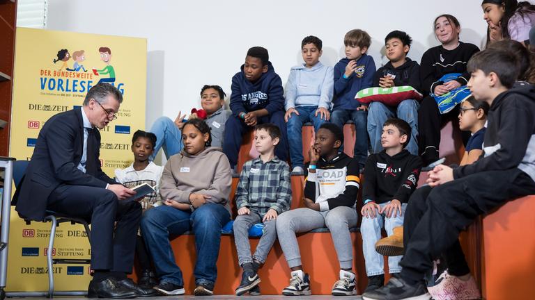Thorsten Frei, Chef des Bundeskanzleramtes, liest beim Bundesweiten Vorlesetag in der Berliner Robert-Reinick-Grundschule am 21.11.2025. Er vertritt damit den Bundeskanzler Friedrich Merz, der aufgrund dringender terminlicher Gruende kurzfristig abgesagt hat.
