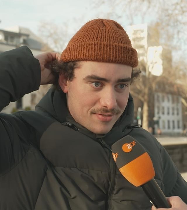 Mann bei Straßenumfrage