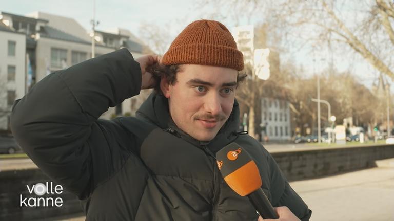 Mann bei Straßenumfrage