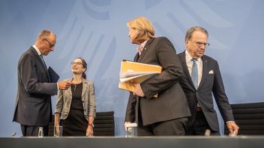 Bundeskanzler Friedrich Merz und Bärbel Bas, Bundesministerin für Arbeit und Soziales und SPD-Parteivorsitzende nehmen an der Pressekonferenz zur Rente mit den Kommissionsvorsitzenden Constanze Janda und Frank-Jürgen Weise teil.