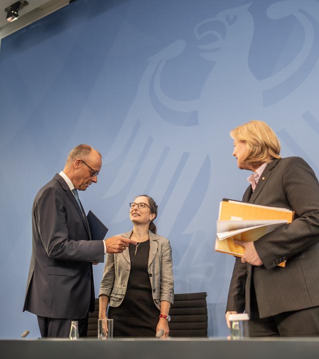 Bundeskanzler Friedrich Merz und Bärbel Bas, Bundesministerin für Arbeit und Soziales und SPD-Parteivorsitzende nehmen an der Pressekonferenz zur Rente mit den Kommissionsvorsitzenden Constanze Janda und Frank-Jürgen Weise teil.