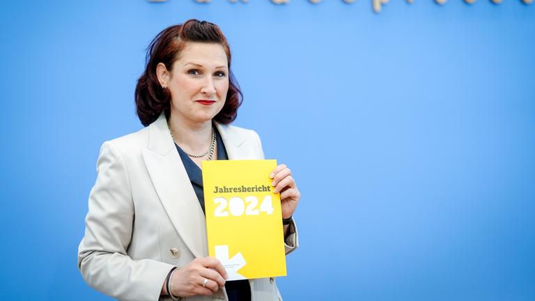 03.06.2025, Berlin: Ferda Ataman, Unabhängige Bundesbeauftragte für Antidiskriminierung, stellt den Jahresbericht 2024 der Antidiskriminierungsstelle des Bundes vor.