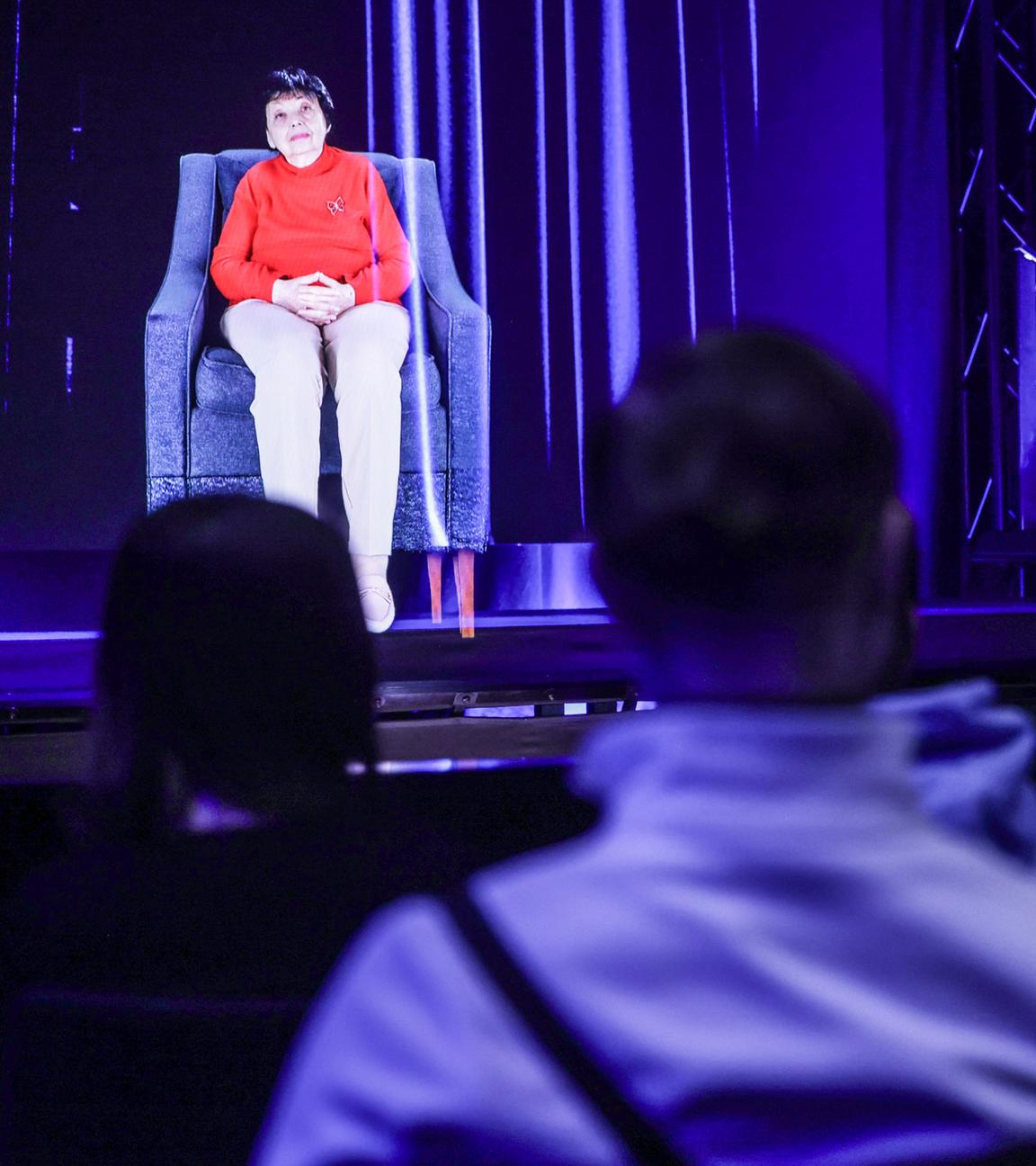 Nordrhein-Westfalen, Essen: Schüler befragen bei der Eröffnung der Ausstellung HOLO-VOICES die virtuelle Zeitzeugin Inge Auerbacher.