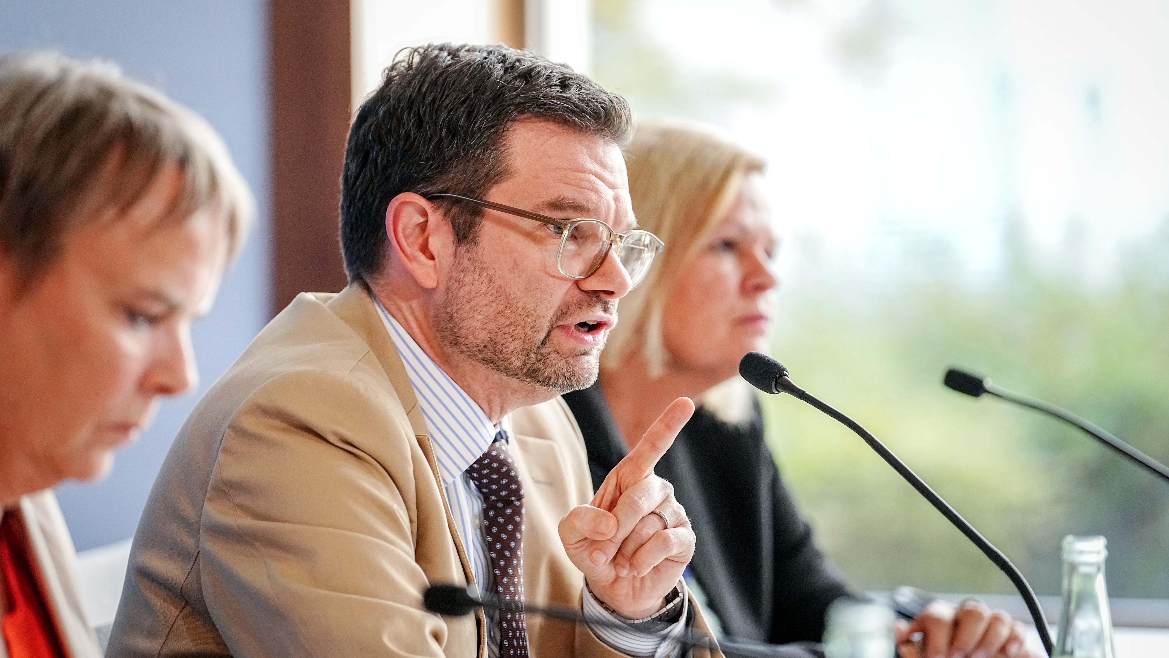 29.08.2024, Berlin: Nancy Faeser (SPD, r), Bundesministerin für Inneres und Heimat, Marco Buschmann (FDP), Bundesminister der Justiz, und Anja Hajduk (Bündnis 90/Die Grünen), Staatssekretärin im Bundeswirtschaftsministerium, stellen ein Sicherheitspaket nach der Messerattacke von Solingen vor.