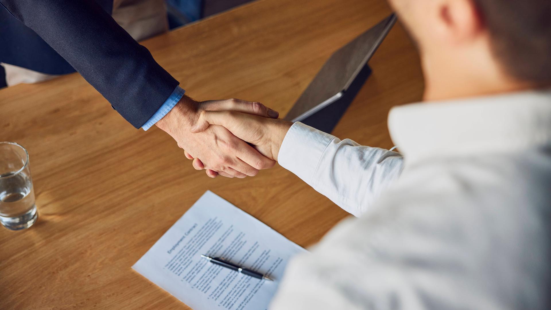 Zwei Männer beim Händeschütteln
