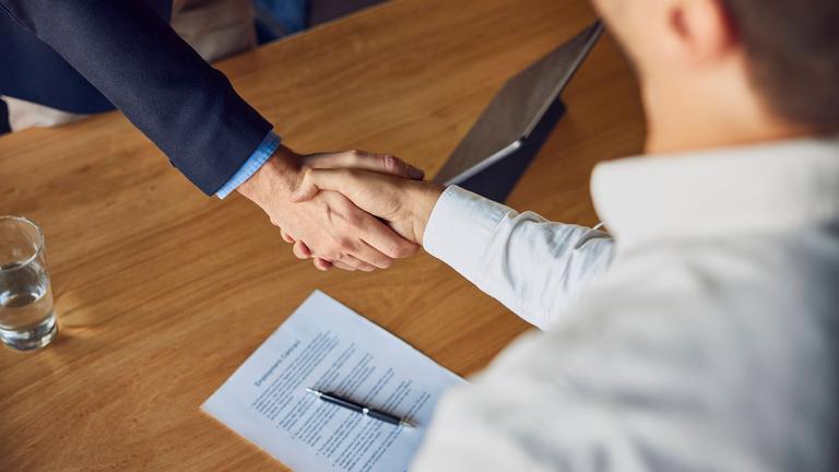 Zwei Männer beim Händeschütteln