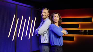 Moderator Sven Voss und Expertin Kathrin Lehmann stehen mit verschränkten Armen Rücken an Rücken vor LED-Leuchtröhren und blicken in die Kamera.