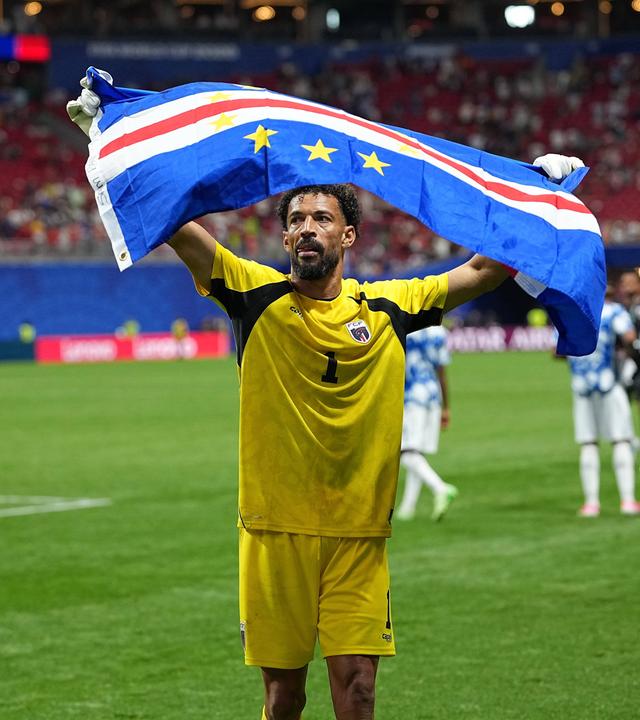 Der kapverdische Nationaltorwart Vózinha hält nach dem Spiel die Nationalflagge seines Landes in die Höhe