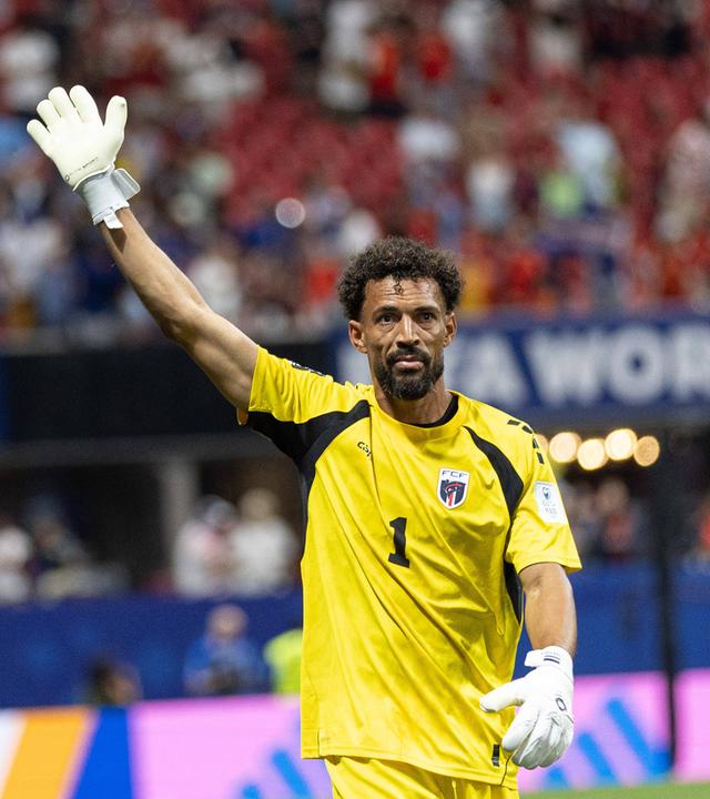 Der kapverdische Nationaltorwart Vózinha grüßt nach dem WM-Spiel gegen Spanien die Fans