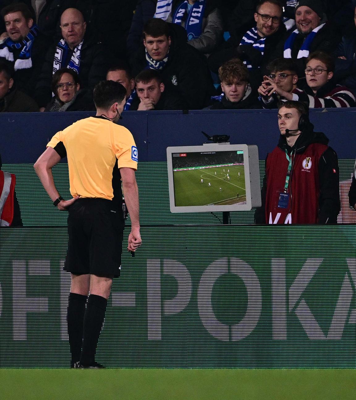 Der deutsche Schiedsrichter Florian Badstübner sieht sich im Achtelfinale des DFB-Pokal zwischen dem VfL Bochum und VfB Stuttgart eine Szene im VR-Kasten an