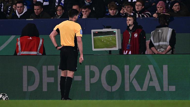 Der deutsche Schiedsrichter Florian Badstübner sieht sich im Achtelfinale des DFB-Pokal zwischen dem VfL Bochum und VfB Stuttgart eine Szene im VR-Kasten an