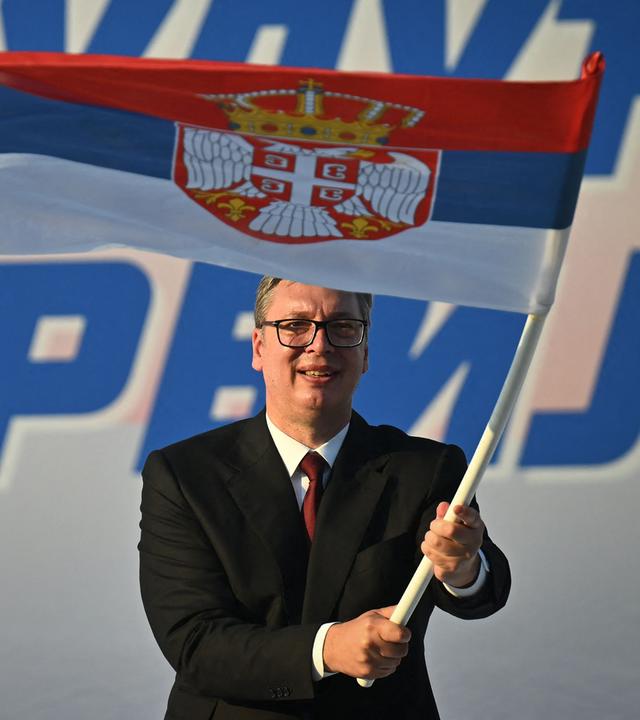 Der serbische Präsident Aleksandar Vučić schwenkt bei einer Kundgebung in Belgrad am 27. Juni 2026 eine serbische Flagge. Tausende Menschen versammelten sich am 27. Juni 2026 bei glühender Hitze in Belgrad zu einer Kundgebung der Regierungspartei, um zu hören, wie der serbische Präsident seinen Rücktritt innerhalb von „Wochen“ ankündigte.