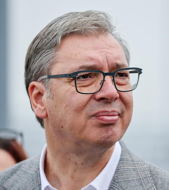 Der ehemalige serbische Präsident Aleksandar Vučić steht bei den serbischen Parlamentswahlen 2026 in einem Wahllokal in der Schlange.