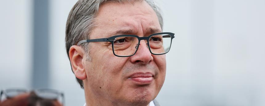 Der ehemalige serbische Präsident Aleksandar Vučić steht bei den serbischen Parlamentswahlen 2026 in einem Wahllokal in der Schlange.