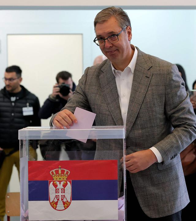 Der ehemalige serbische Präsident Aleksandar Vučić, Kandidat der Serbischen Fortschrittspartei (SNS) für das Amt des Ministerpräsidenten, gibt am 25. Oktober 2026 in einem Wahllokal in Belgrad seine Stimme bei den vorgezogenen Parlamentswahlen des Landes ab.