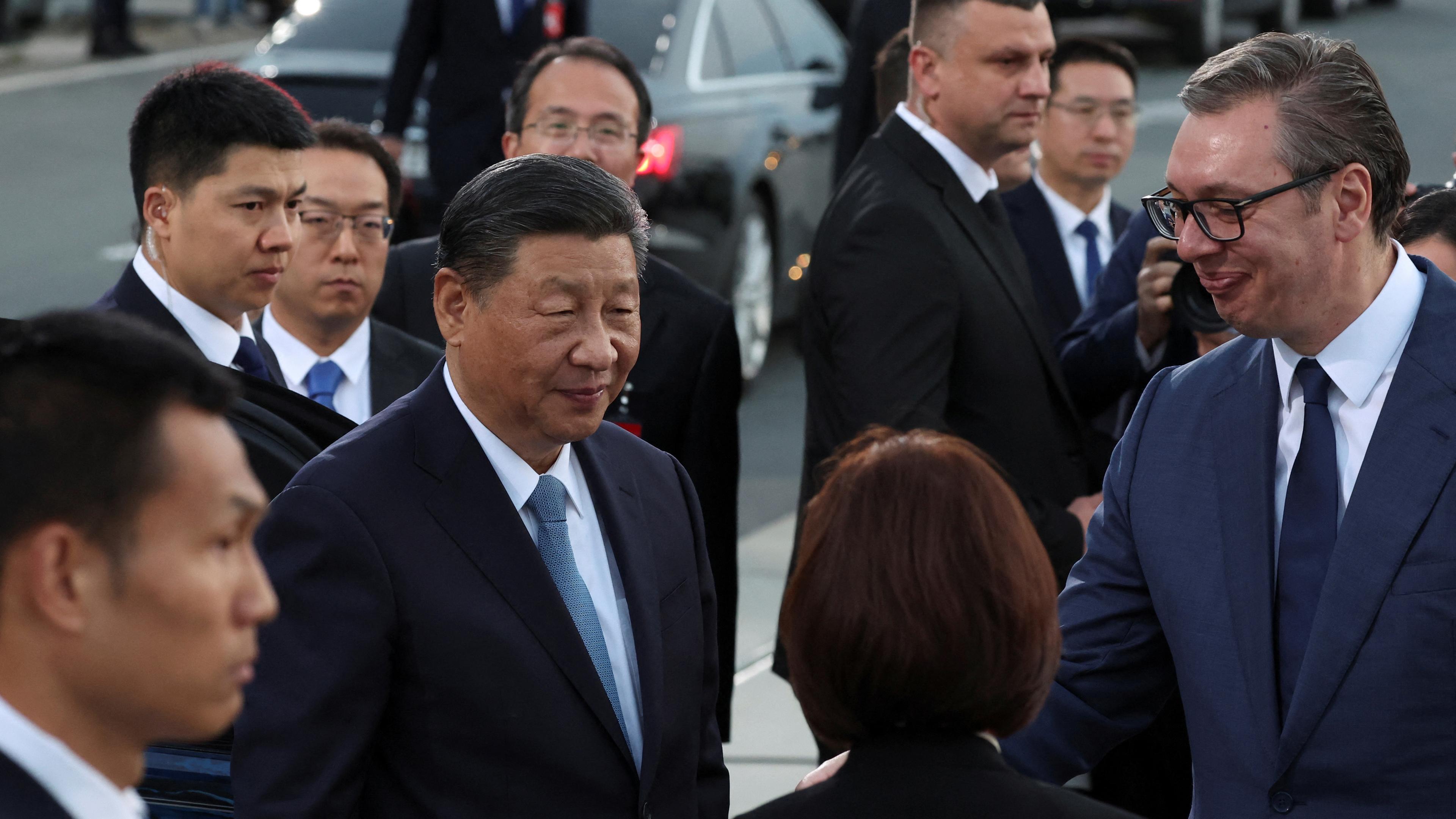 Aleksandar Vucic begrüßt Xi Jinping auf dem Flughafen in Belgrad